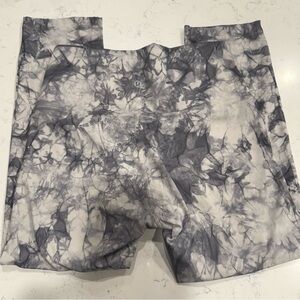 Lululemon Wunder Under High-Rise tights in a tie-dye shibori pattern size 6